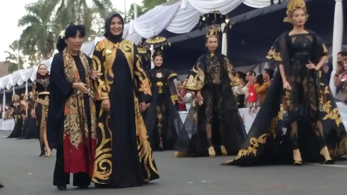 Desainer Anne Avantie Menangis Saat Tampil di Arena Utama JFC