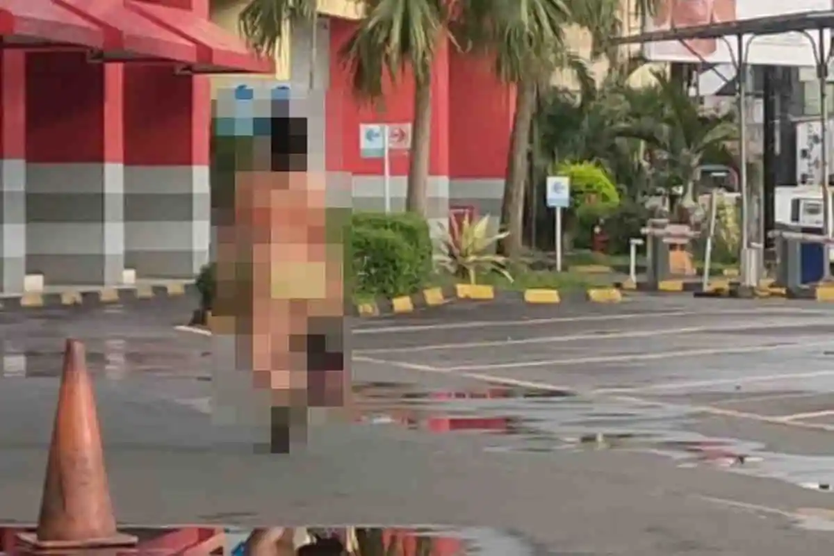 Viral, Video Seorang Wanita Nekat Jalan di Keramaian Nyaris Bugil hanya Kenakan Pakaian Dalam