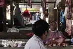bu-eko-65-pedagang-penjual-daging-sapi-nampak-menawarkan-kepada-pengunjung-pasar.jpg