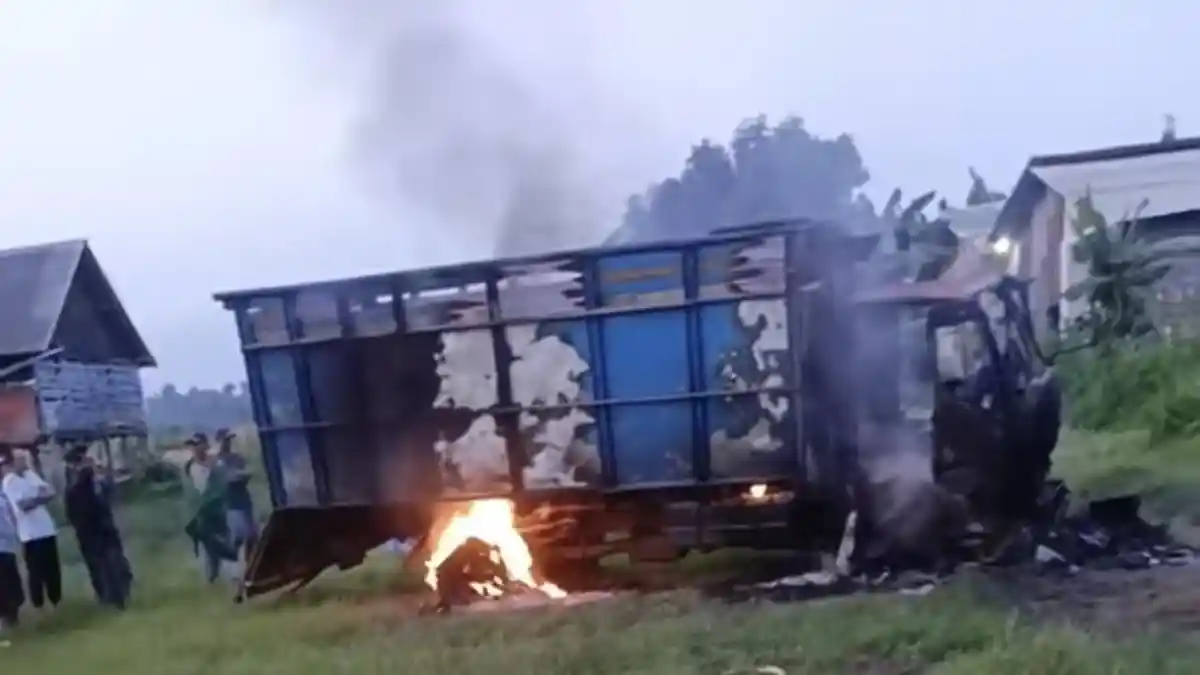 Truk Bermuatan Sapi Curian di Probolinggo Dibakar Massa