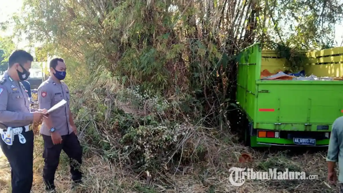 Truk Barang Asal Lumajang Hantam Pohon Bambu di Jalan Raya Ambat Pamekasan, Sopir Mengantuk