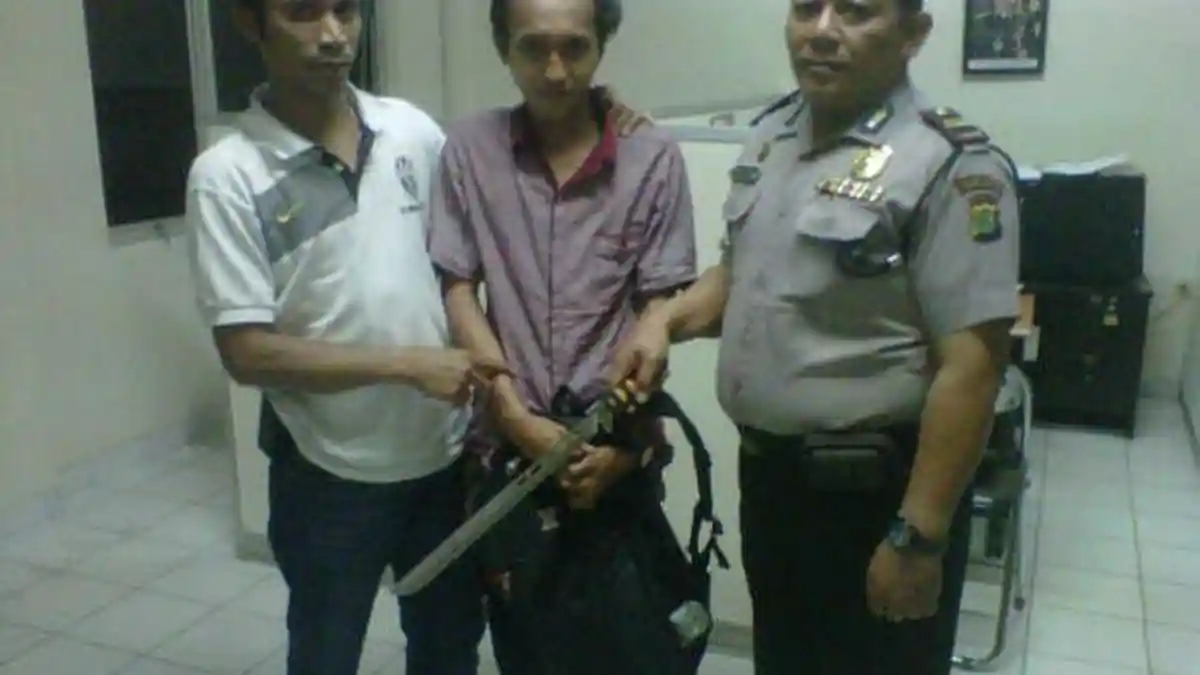 Motornya Disenggol Mikrolet, Abdulharis Tunjukkan Pedang Samurai Miliknya