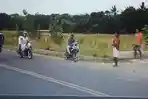 saat-pandemi-covid-19-remaja-di-nagekeo-ugal-ugalan-sepeda-motor-di-jalan-raya.jpg