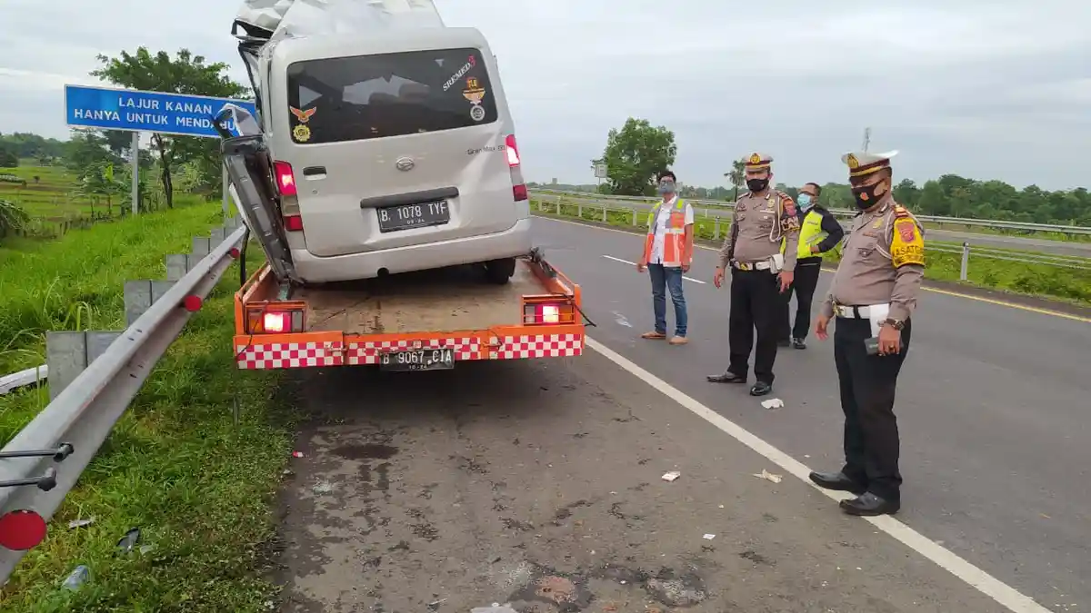 TERJADI LAGI, Kecelakaan Maut di Tol Cipali Tadi Pagi 4 Orang Tewas, Satu Mobil Kabur