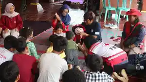 24112025-relawan-PMI-Banjarnegara-mainkan-boneka-dodo-di-pengungsian-korban-longsor-banjarnegara.jpg
