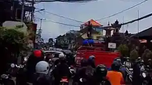 Sopir-truk-asal-Sumba-Barat-Nusa-Tenggara-Timur-ini-diamankan-petugas-dan-warga-setelah.jpg