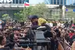 Massa-demonstran-mahasiswa-mendobrak-barikade-polisi-Thamrin-Nine-Sudirman-Dukuh-Atas.jpg
