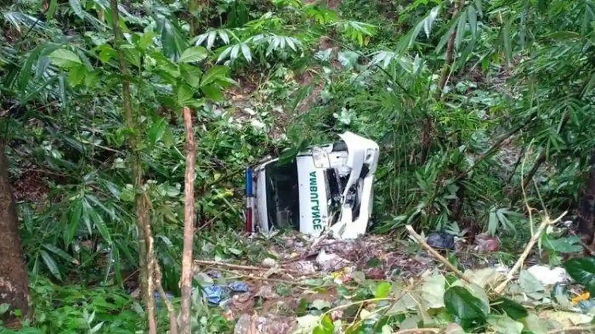 Mobil Ambulans yang Bawa Jenazah Masuk Jurang 10 Meter