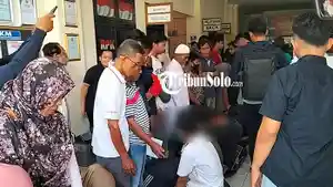 solo/Suasana-puluhan-ABG-terlibat-perang-sarung-di-Karanganyar-saat-dipertemukan-dengan-orangtuanya.jpg