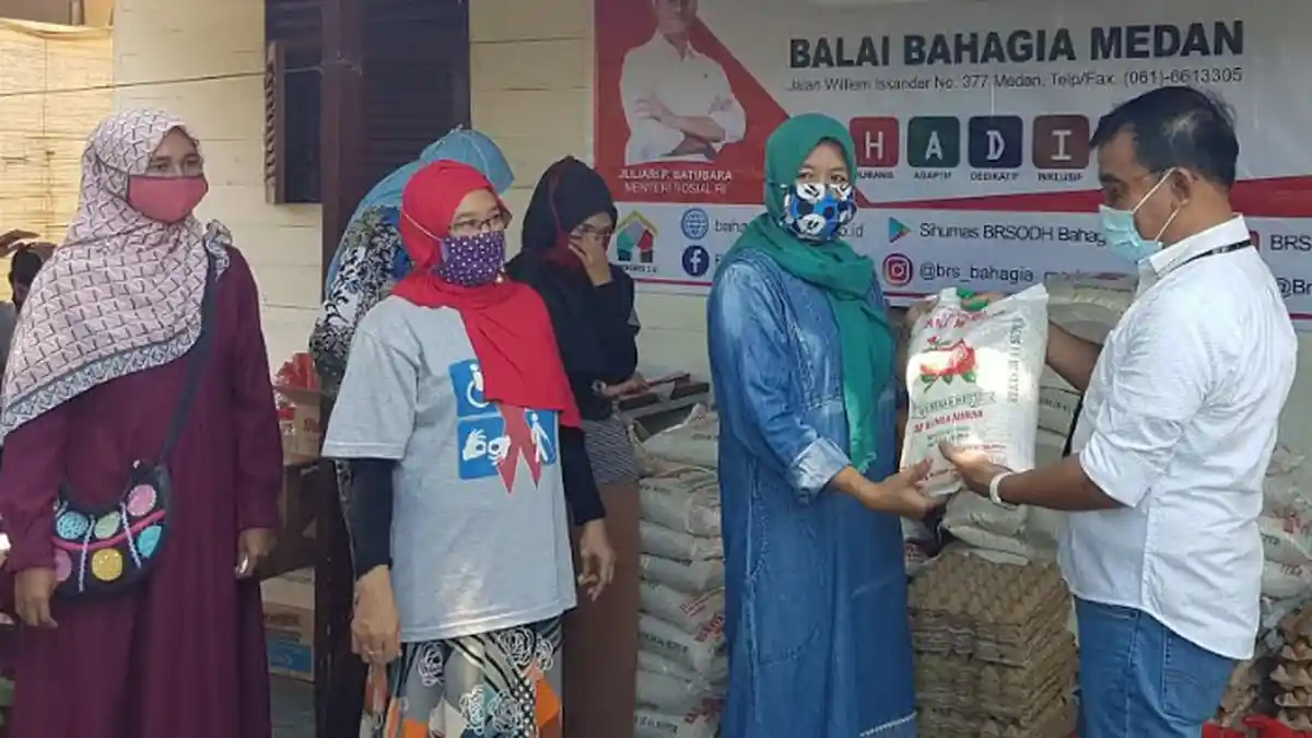 Kemensos Serahkan Paket Bantuan untuk 113 ODHA dan ADHA Terdampak Covid-19