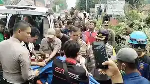 Evakuasi-korban-tewas-akibat-tertimpa-pohon-di-Depan-Gedung-Perpusda-Subangv.jpg