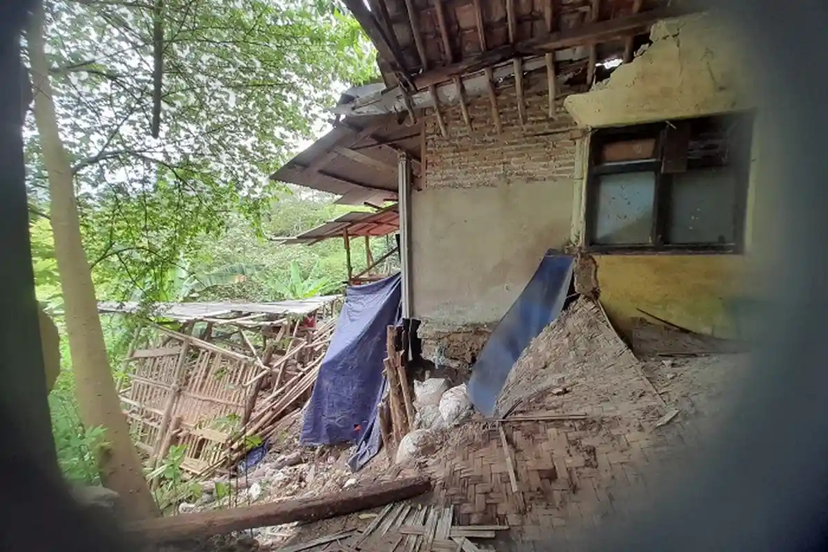 Korban Rumah Rusak Akibat Abrasi Sungai Ciujung di Cikeusal Dambakan Tempat Mengungsi