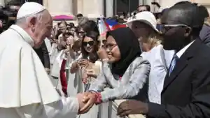 Dewi-Prasida-dan-Paus-Fransiskus.jpg