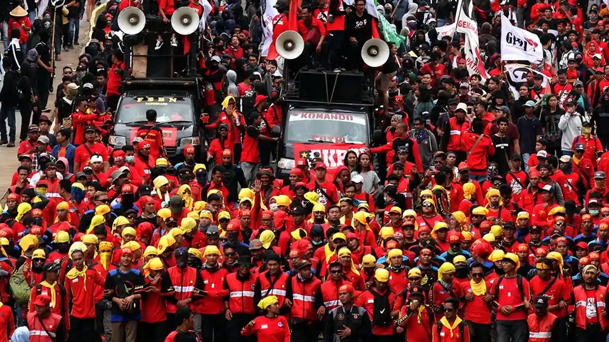 Anda Masih Dipekerjakan oleh Perusahaan di Luar 11 Sektor Usaha yang Diizinkan? Laporkan di Sini