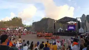 Pertunjukkan-tari-kecak-yang-mengisi-event-GWK-Bali-Countdown-2024-Sound-of-Soulz-hari-pertama.jpg