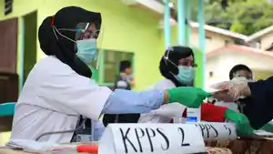 petugas-kpps-tps-002-mekar-sari-mengenakan-kostum-tenaga-kesehatan-lengkap.jpg