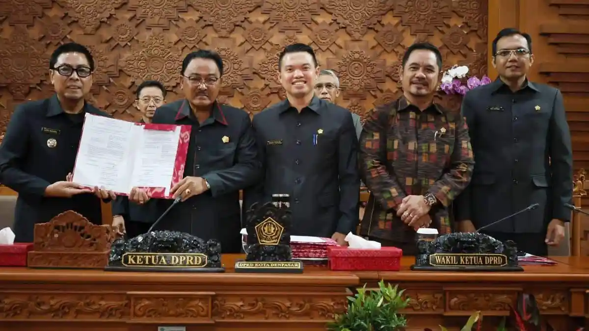 Seluruh Fraksi DPRD Kota Denpasar Setujui Penetapan 4 Ranperda Menjadi Perda