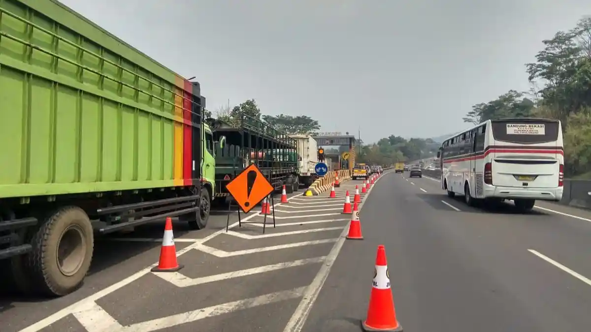 Kendaraan Besar Dialihkan ke Exit Tol Cikamuning Saat Olah TKP Lokasi Tabrakan Maut Tol Cipularang