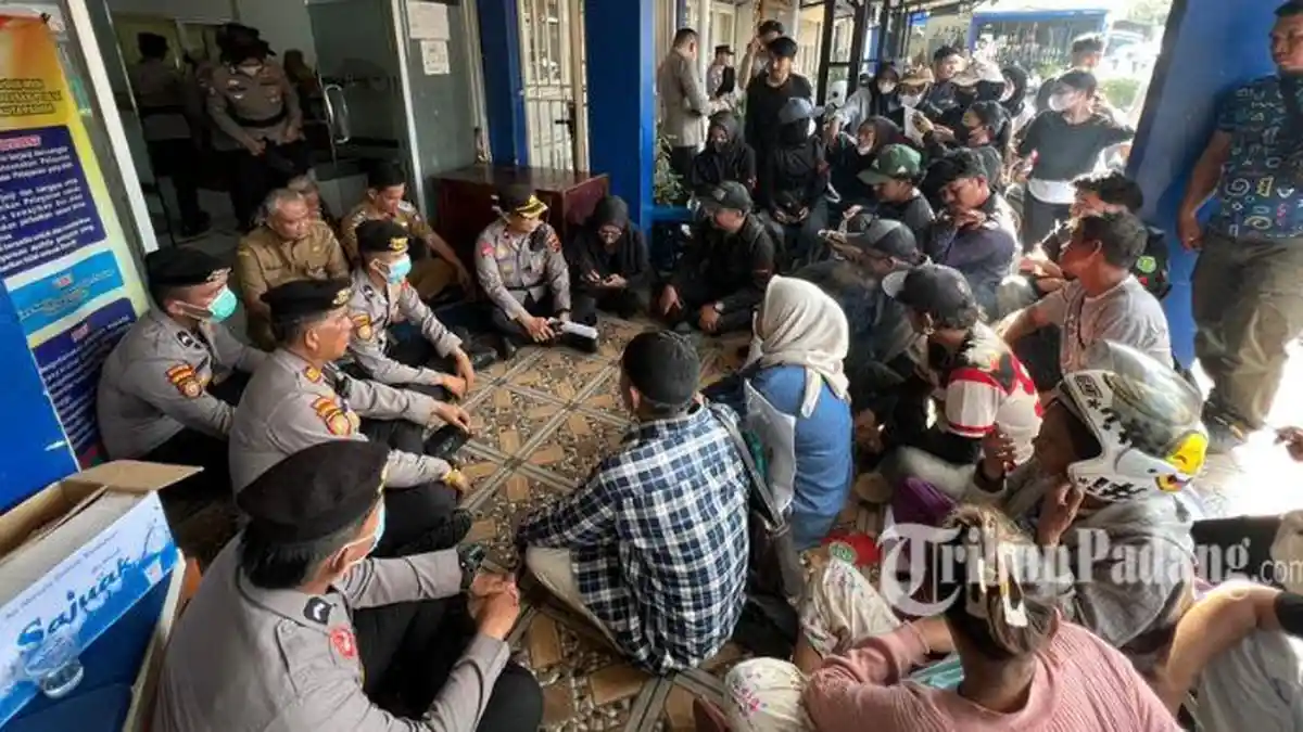 Kematian Karim Picu Aksi Massa di Padang, Keluarga Pertanyakan Status ODGJ dari Dinsos