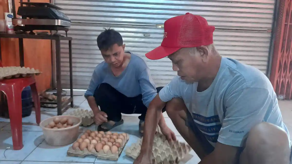 Harga Telur Ayam Terus Naik, Warga Kota Serang Beralih Beli Telur Rusak