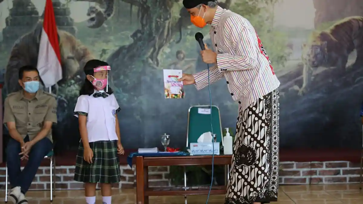Ganjar Pranowo Senyum-senyum Sendiri Baca Surat dari Kayla, Putuskan Datang ke Salatiga: Ini Unik