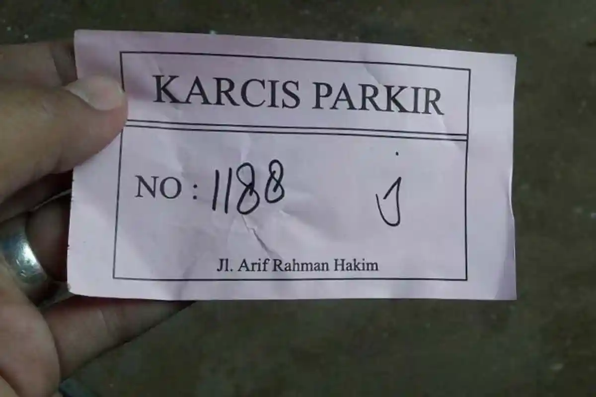 Bermodal Karcis Polos, Petugas Parkir Liar 
