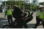 pria-banting-motor-tak-terima-ditilang.jpg