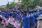 Massa-mahasiswa-saat-melakukan-unjuk-rasa-di-depan-Gedung-DPRD-Kota-Sukabumi.jpg