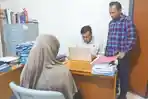 Terduga-pelaku-saat-dimintai-keterangan-di-Polresta-Banda-Aceh-2026.jpg