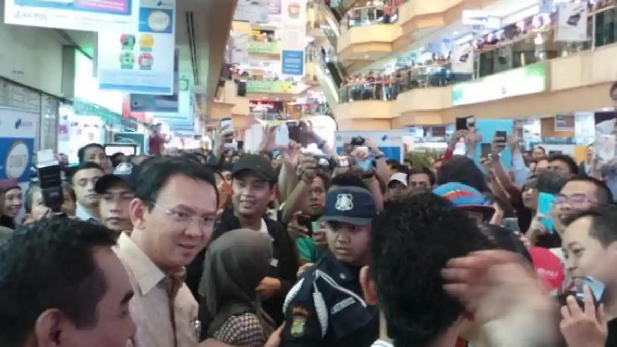Warga DKI Tongkrongin Ahok Keluar Toilet
