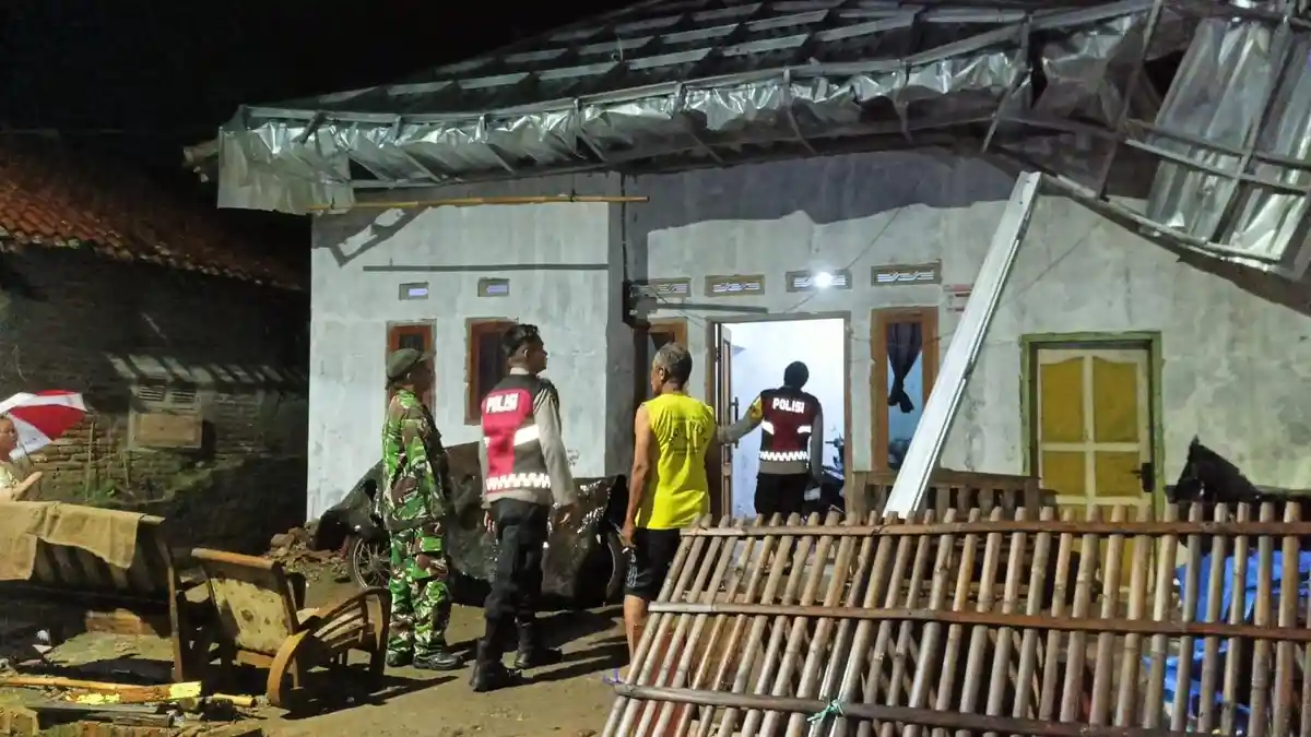 Angin Puting Beliung Mengamuk di Losarang Indramayu, 23 Rumah Rusak, Satu Warga Terluka