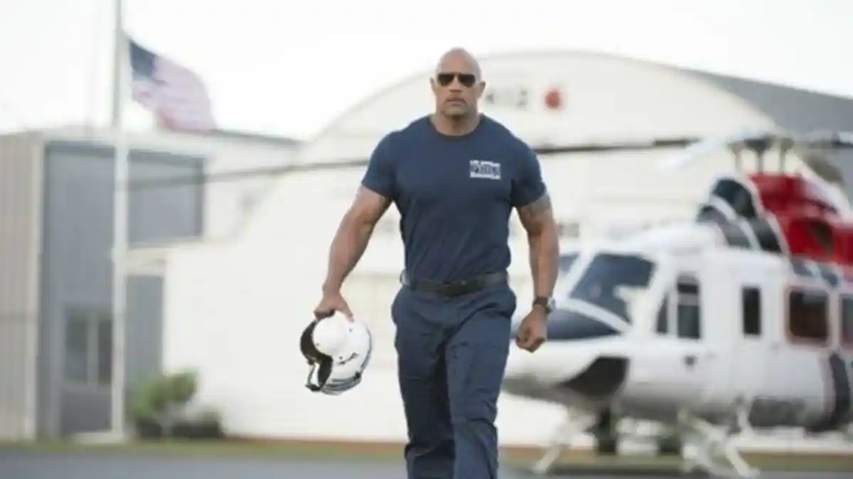 Buru-Buru Mau Syuting, Dwayne Johnson Cabut Gerbang Rumah dengan Tangan Kosong