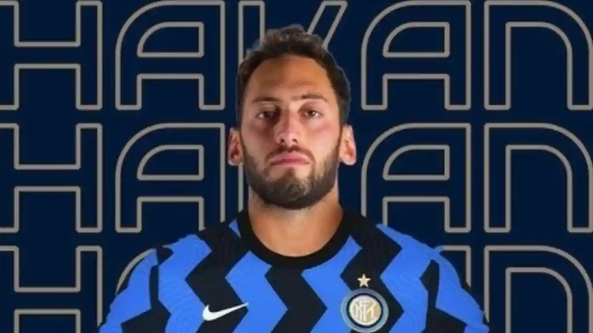 Hakan Calhanoglu Pilih Berkhianat ke Inter Milan, Tolak Kontrak Baru dari AC Milan