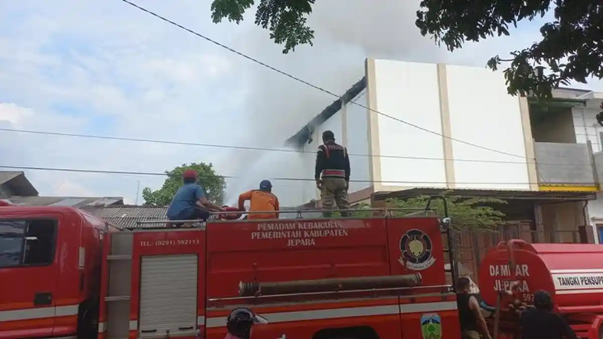 Diduga Korsleting Listrik Peranti Las, Gudang Penyimpanan Genset di Kauman Jepara Terbakar