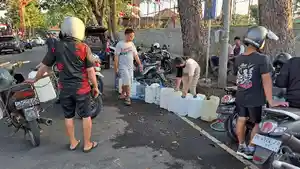 Warga-di-wilayah-kota-Bangli-saat-mencari-air-di-sisi-timur.jpg