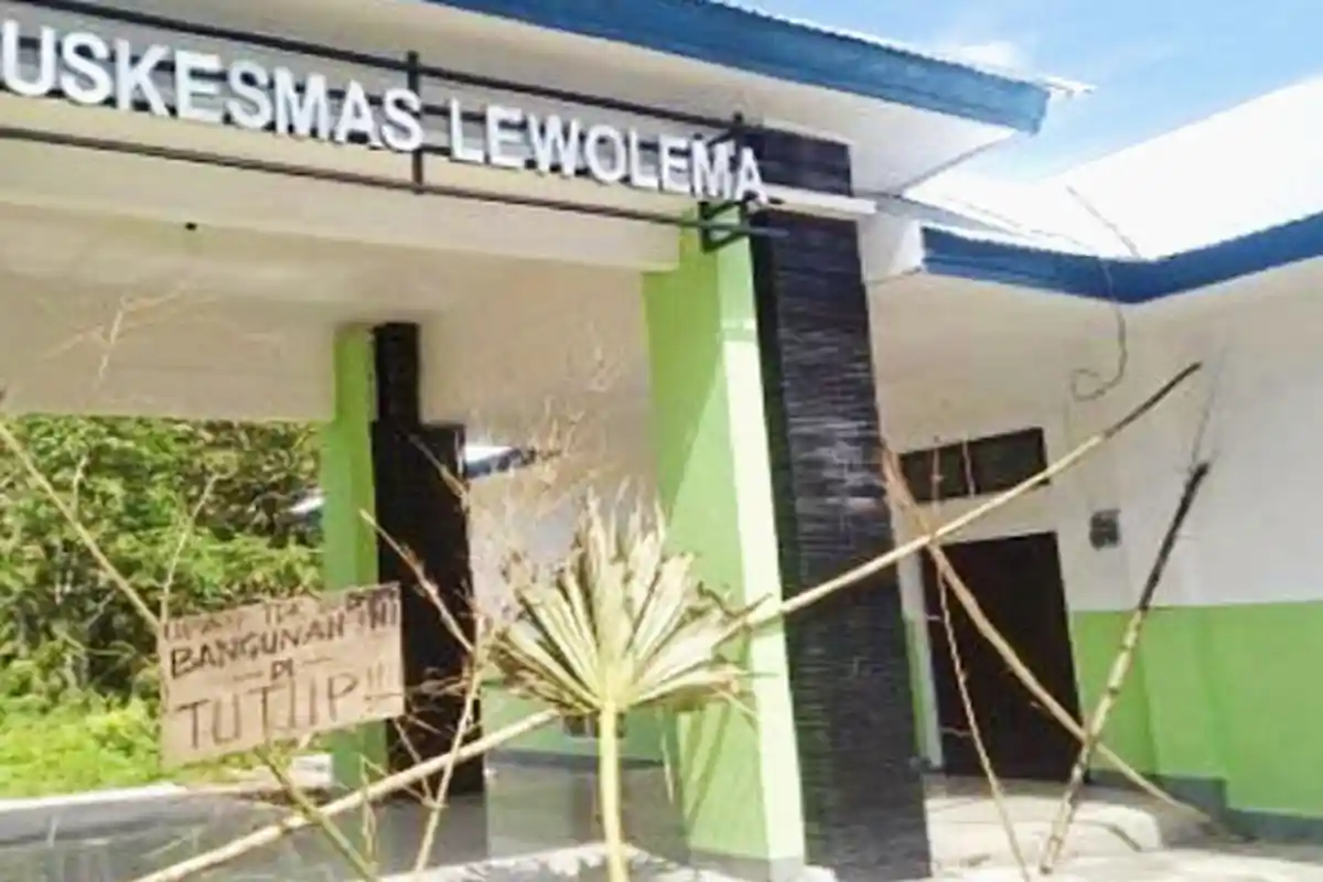 Tukang Segel Gedung Puskesmas Lewolema di Flores Timur