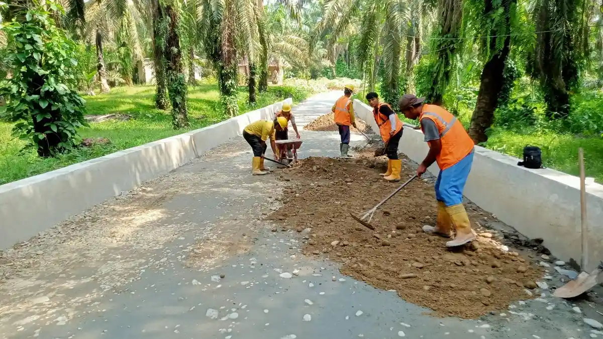 Atasi Banjir, Jalan Petumbukan Bandar Dolok Ditimbun dan Ditinggikan  