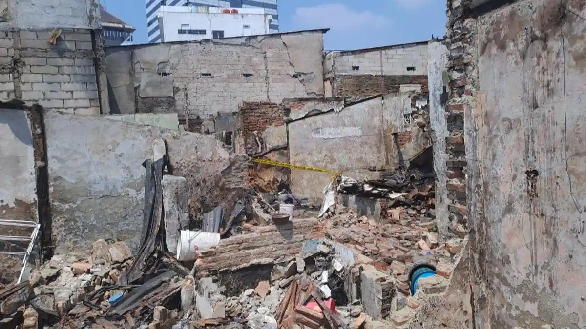 Seorang Lansia Ditemukan Tewas Terpanggang Akibat Kebakaran di Permukiman Padat