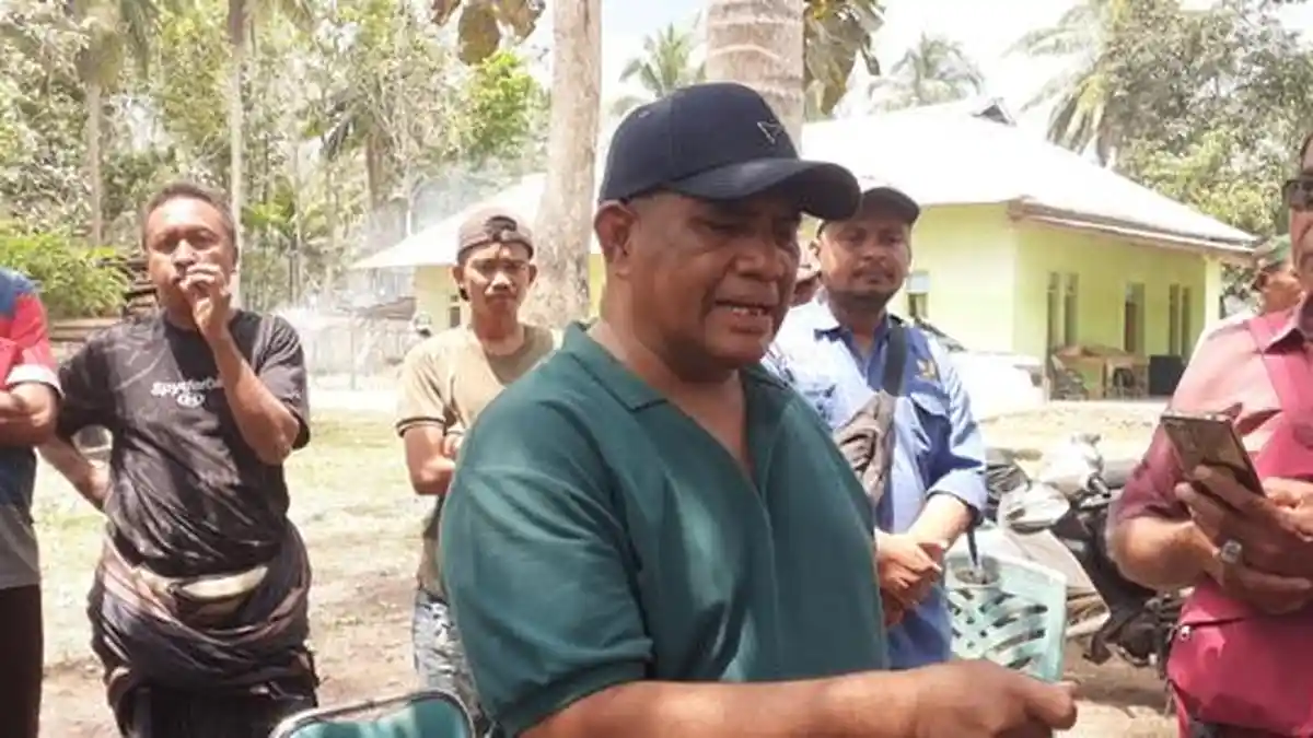 Yeremia Tanggu Giat Tambal Jalan Rusak di Kodi Sumba Barat Daya