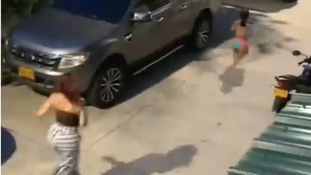 Hanya Berbikini, Pelakor Bertubuh Mini Ini Sembunyi Di Kardus Saat Istri Sah Datang Menggerebek