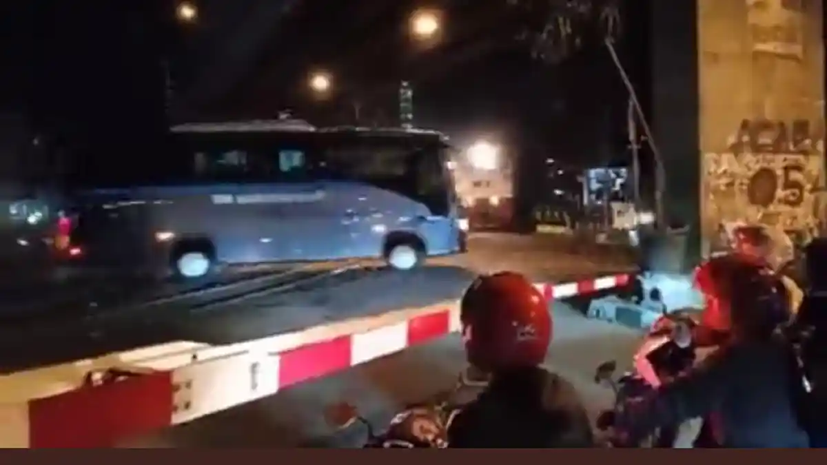Viral Video Detik-detik 2 Bus TNI AL Terobos Palang Pintu Kereta Api dan Nyaris Tertabrak