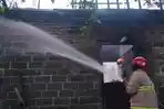 Petugas-memadamkan-api-yang-membakar-rumah-warga-di-Desa-Sidodadi-Kecamatan-Garum.jpg
