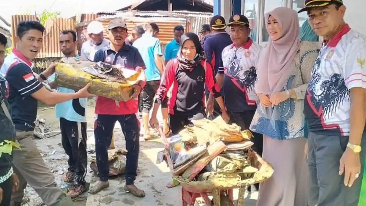 IGOR & Pengurus PGRI Bersihkan Tiga Sekolah Dampak Banjir di Pidie