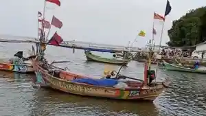 Seorang-nelayan-di-Desa-Lontar-Kabupat.jpg