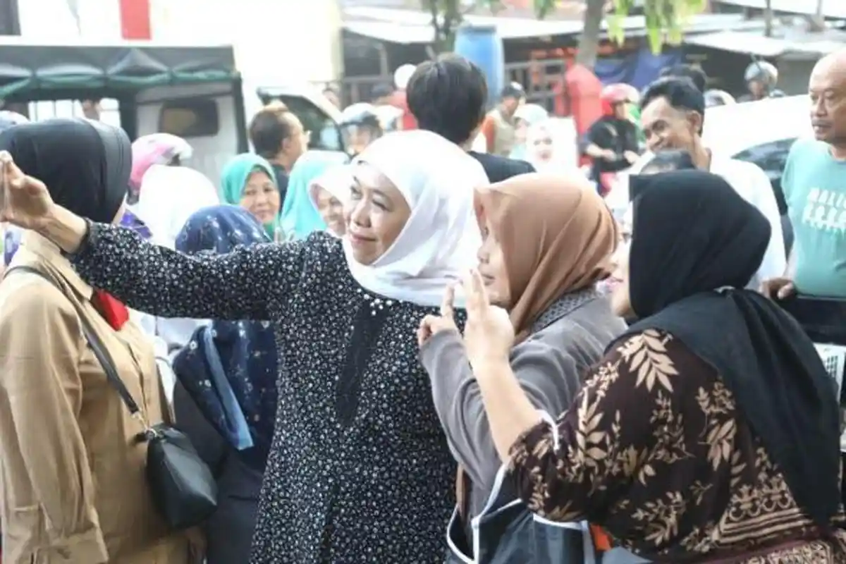 Blusukan di Blitar, Khofifah Indar Parawansa Sapa Pedagang dan Pembeli di Pasar Templek