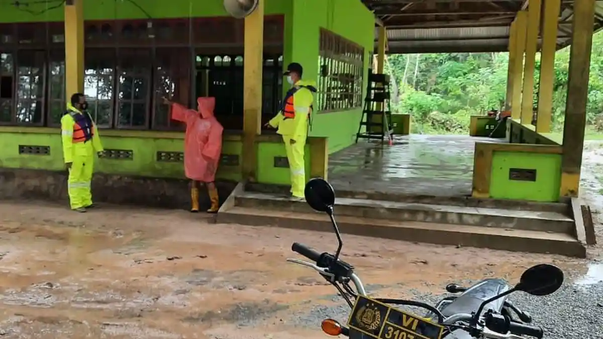 Kapolsek Sanggau Ledo Pantau Warga Terdampak Banjir di Desa Gua