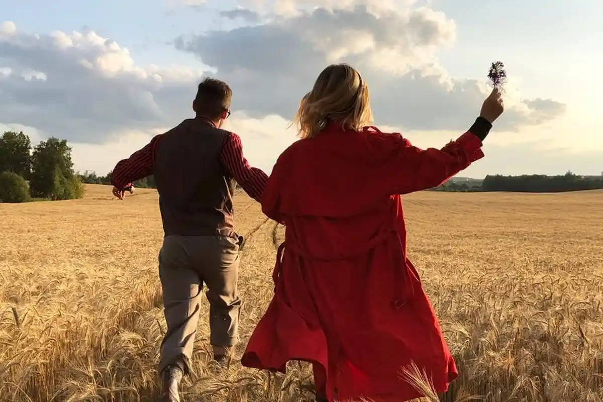 7 Pelajaran yang Bisa Dipetik dari Pengalaman Cinta Pertama, Bisa Bedakan Kegilaan dan Cinta Dewasa