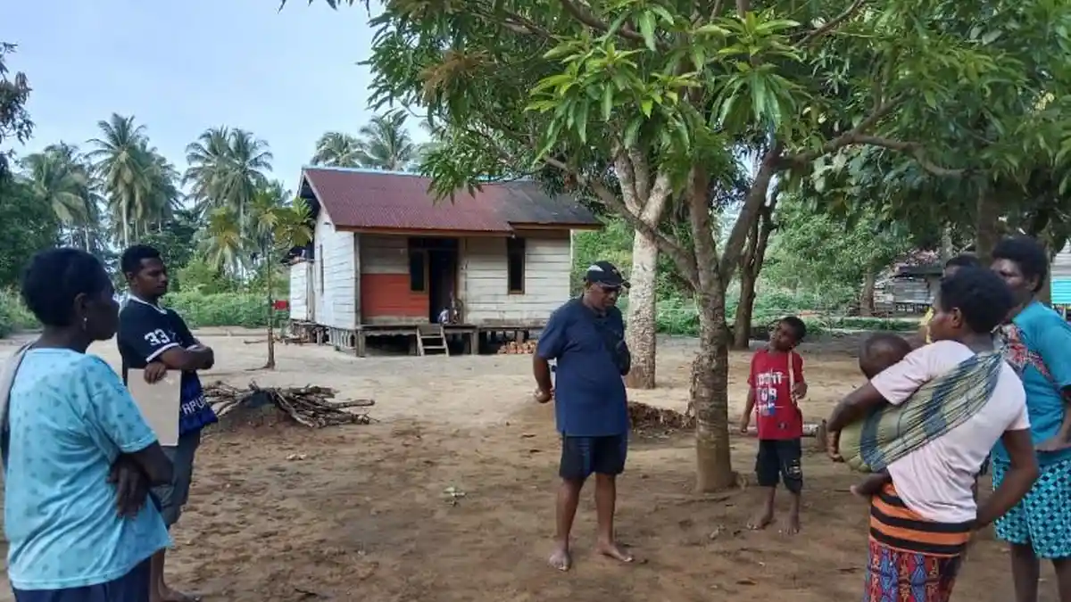 Ini Cara Unik Petugas Medis YPMAK Lindungi Warga Ararau Dari Malaria