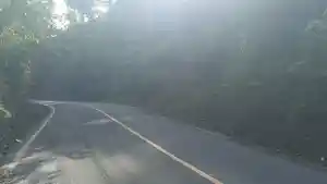 Bekas-tanah-longsor-di-tebing-jalan-Ruteng-Borong.jpg