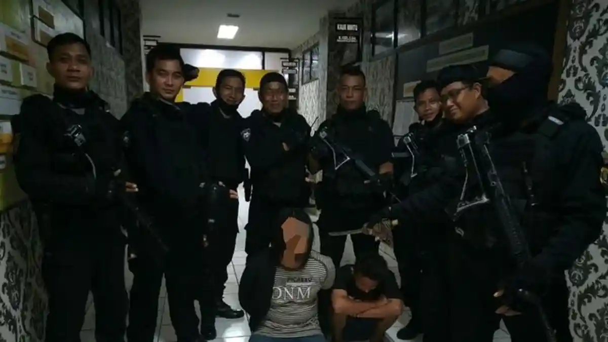Nongkrong di Bawah Jembatan Ampera, Remaja di Palembang Ini Membawa Pedang Samurai